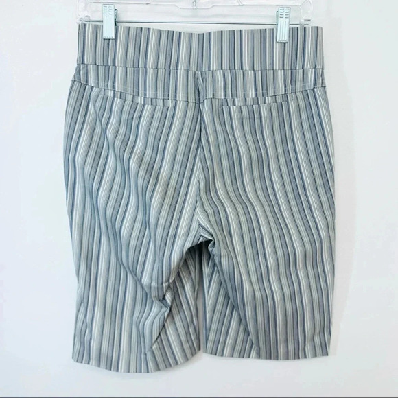 89th Madison Pull On Shorts Woman  Size Small Pull On Stretch Blue  Stripe 10” - Picture 4 of 9